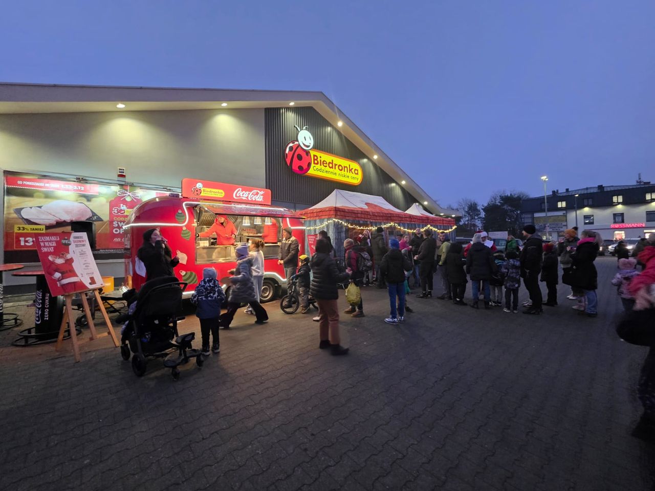 Czerwony samochód Mikołaja i świąteczna wioska Biedronki w Kielcach. Rusza premierowa Trasa Świętego Mikołaja