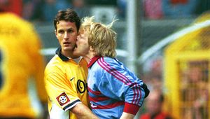 Bundesliga: 20 lat temu Oliver Kahn "oszalał" w meczu z Borussią. Wybryki gracza Bayernu przeszły do historii