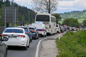 Gigantyczne korki na zakopiance. Koszenie trawy i wyrównywanie poboczy paraliżują ruch w Białym Dunajcu i Zakopanem