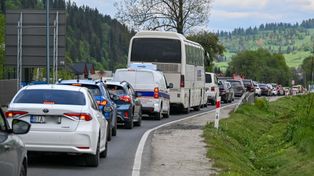 Gigantyczne korki na zakopiance. Koszenie trawy i wyrównywanie poboczy paraliżują ruch w Białym Dunajcu i Zakopanem