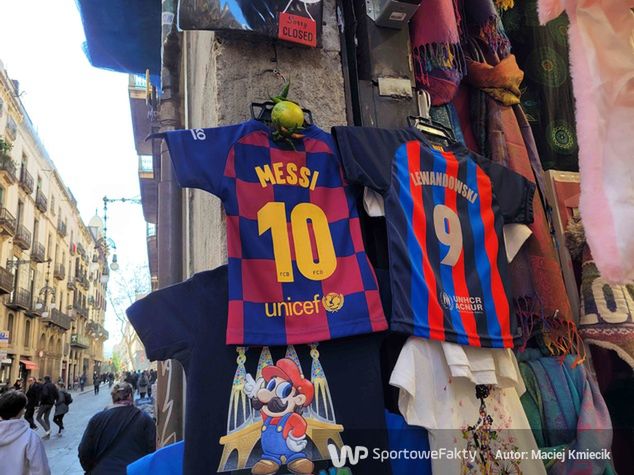 Koszulki z nazwiskiem Messiego i Lewandowskiego można spotkać najczęściej