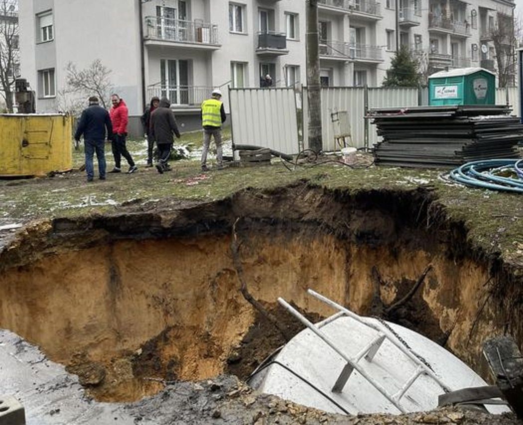 Ogromny lej w Trzebini. "Zapadła się ziemia"
