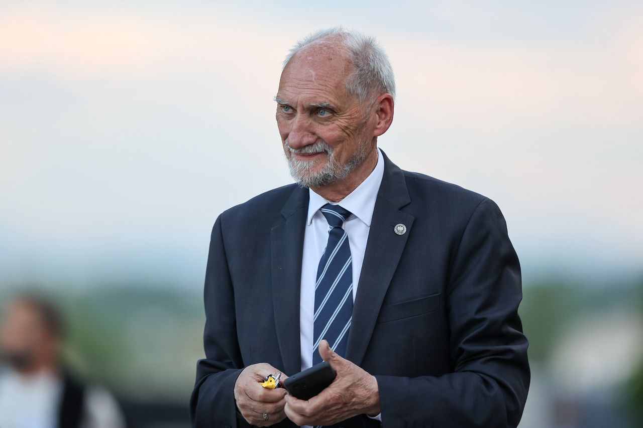 Macierewicz zablokował przejazd. Tak wyglądała interwencja strażników miejskich