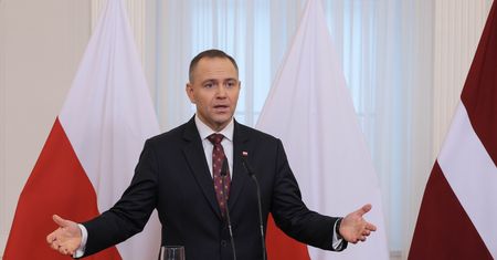 Prezydent odcięty od informacji? Nawrocki reaguje na słowa szefa MON