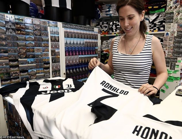Na zdjęciu ekspedientka w sklepie z koszulkami Juventusu Turyn z nazwiskiem Cristiano Ronaldo. Fot. ISABELLA BONOTTO/EastNews