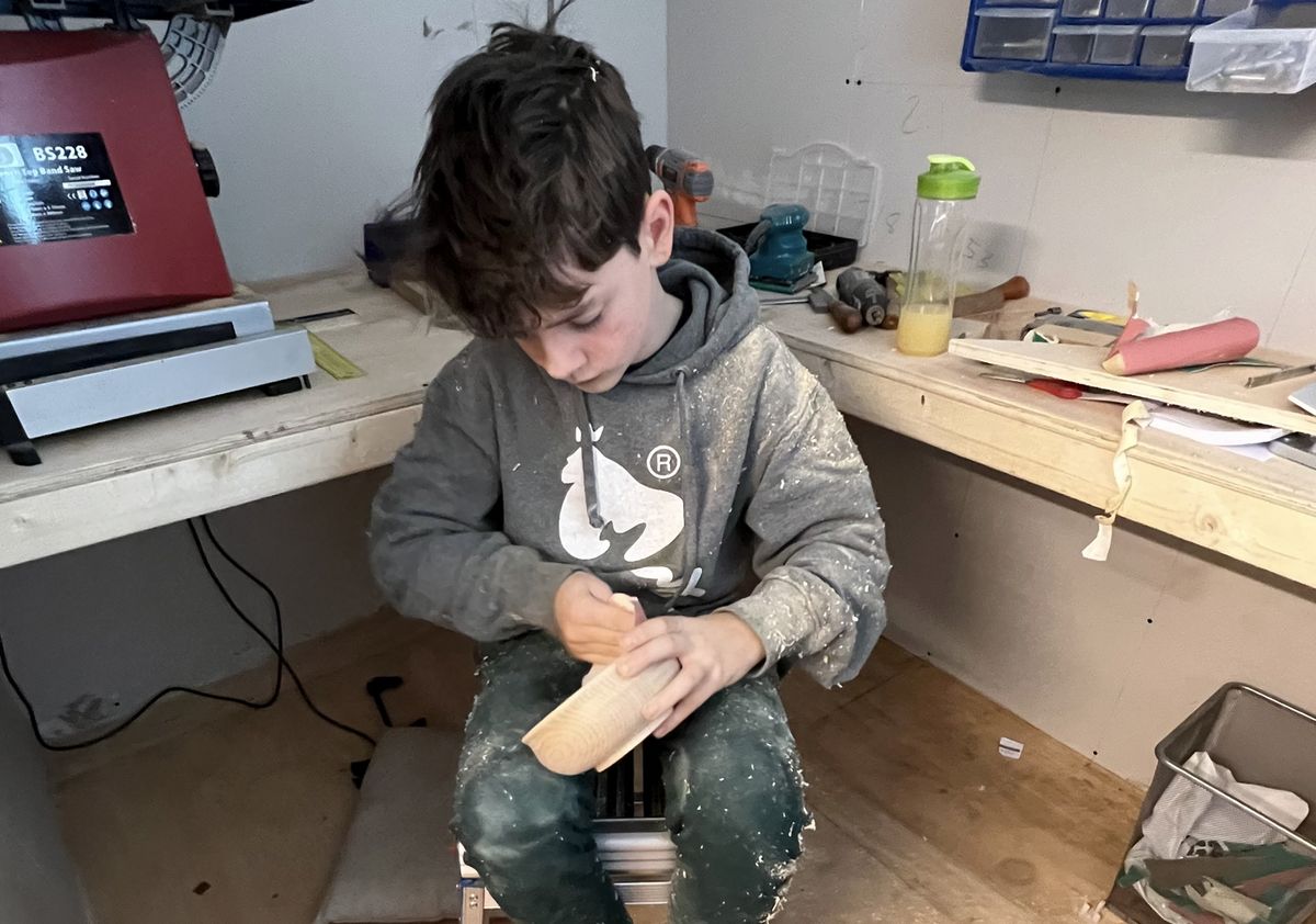 Dwunastolatek wykorzystał swoją stolarską pasję, by pomóc dzieciom z Ukrainy. Jego zbiórka przeszła wszelkie oczekiwania 