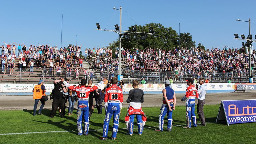 WP SportoweFakty / Grzegorz Jarosz / Żużlowcy Wybrzeża dziękują kibicom