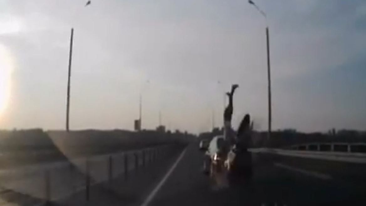 Motocyklista na dachu samochodu 1