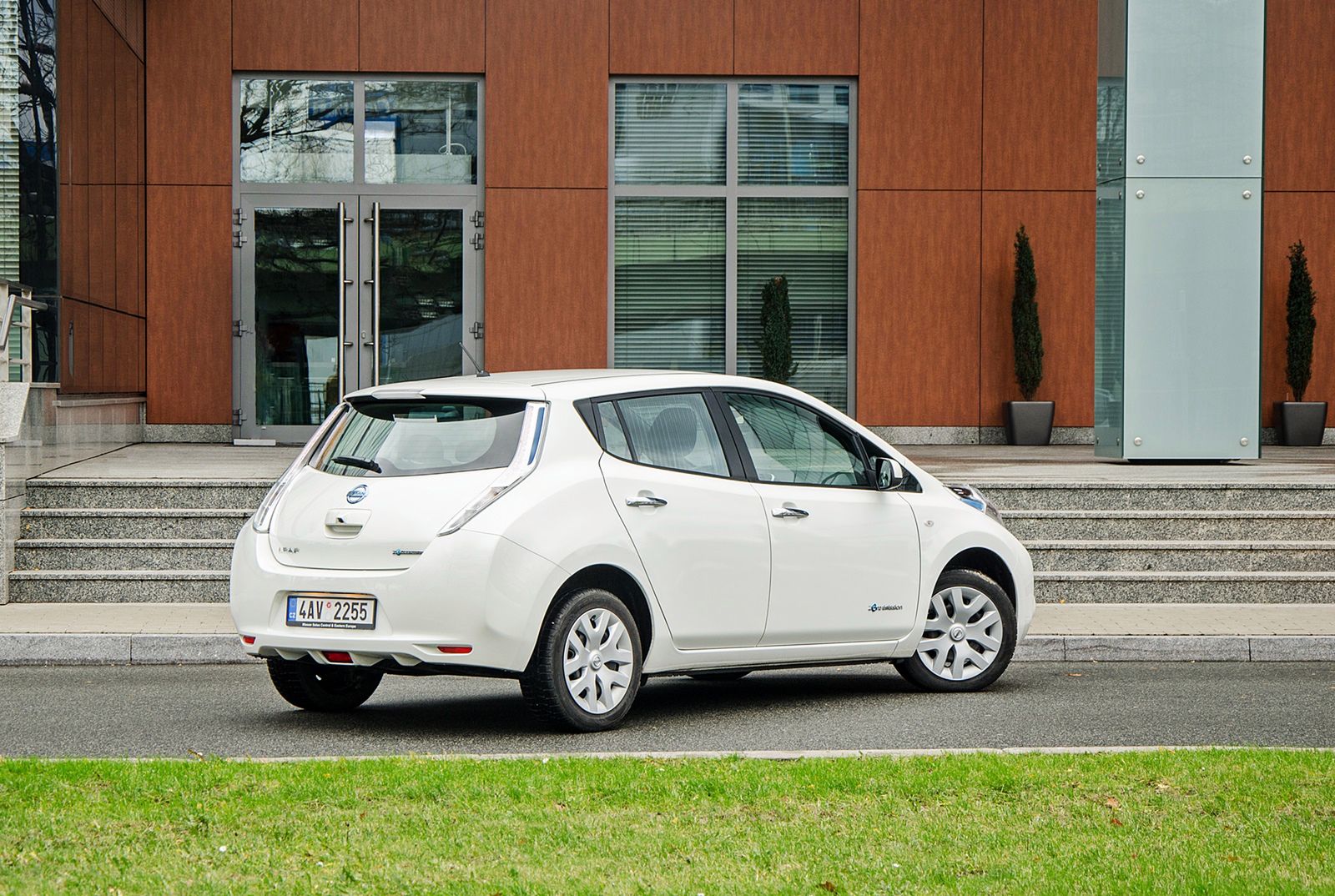 Taki samochód elektryczny kosztuje w salonie 126 tys. zł. Jego prawdziwa cena to mniej niż 100 tys. zł!