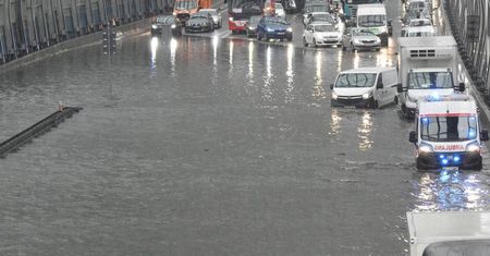 Paraliż na S8. Zalana trasa i ogromne utrudnienia