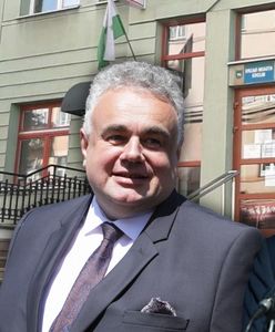 "Złote dziecko" PiS za kółkiem autobusu. Tak zarabia Republika