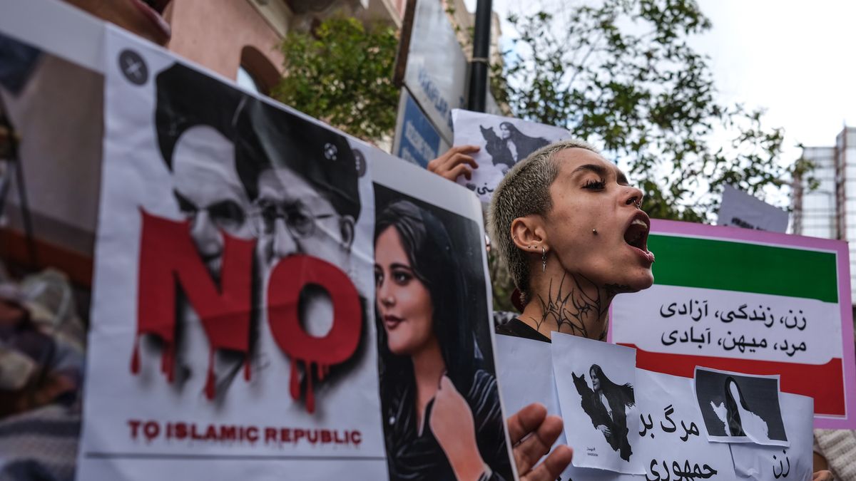 Iranian protesters shout slogan during a protest following the death of Iranian Mahsa Amini, outside of the Iranian Consulate in Istanbul, Turkey, 07 October 2022. Amini, a 22-year-old Iranian woman, was arrested in Tehran on 13 September by the police unit responsible for enforcing Iran's strict dress code for women. She fell into a coma while in police custody and was declared dead on 16 September. EPA/SEDAT SUNA Dostawca: PAP/EPA.