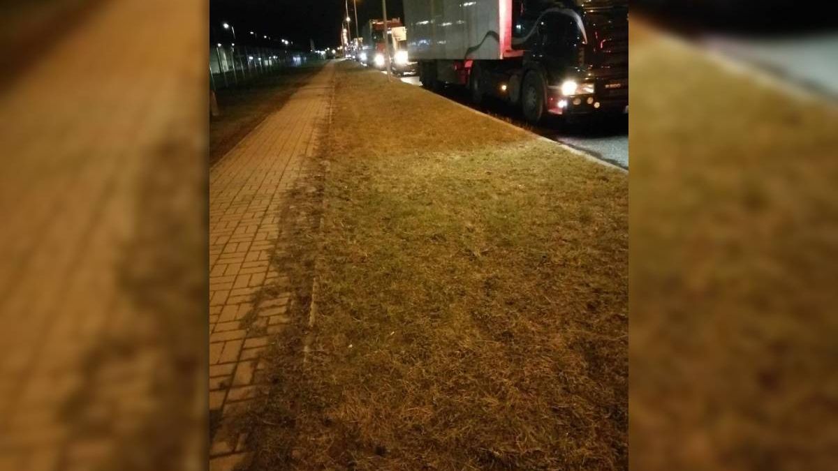 Ciężarówki zablokowały ul. Plewińskiego, bo Stokrotka nie wpuściła ich na parking