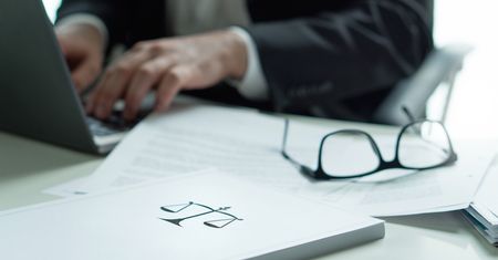 Przechowywał tajne dokumenty w domu. Trafi do więzienia
