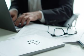 Przechowywał tajne dokumenty w domu. Trafi do więzienia