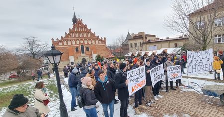 Protest przed plebanią. Przyszli z taczką