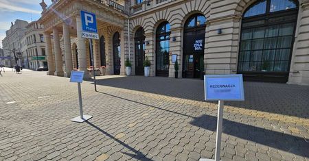 Trudno o wolne miejsce parkingowe w centrum Lublina. Dodatkowo hotel nielegalnie 'rezerwuje’ miejsca dla swoich gości
