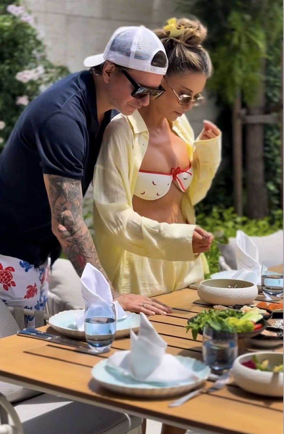 Małgorzata Rozenek w staniku w papryczki gotuje z Radziem