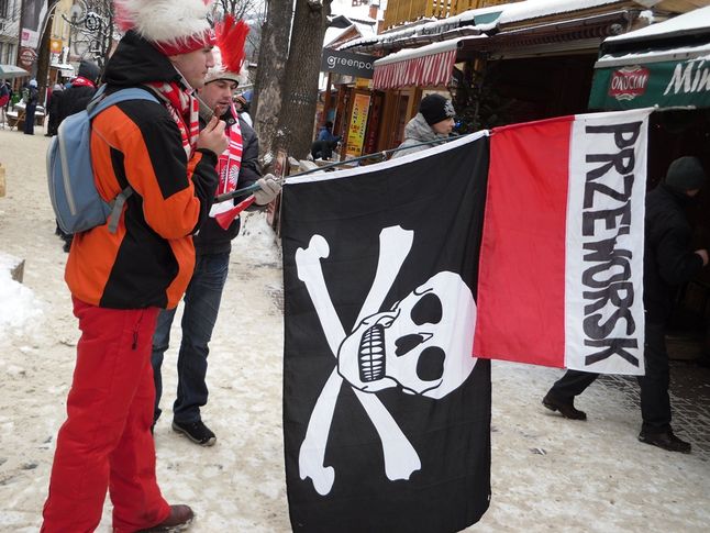 Piracka flaga podczas skoków narciarskich (Fot. Flickr/DrabikPany/Lic. CC by)