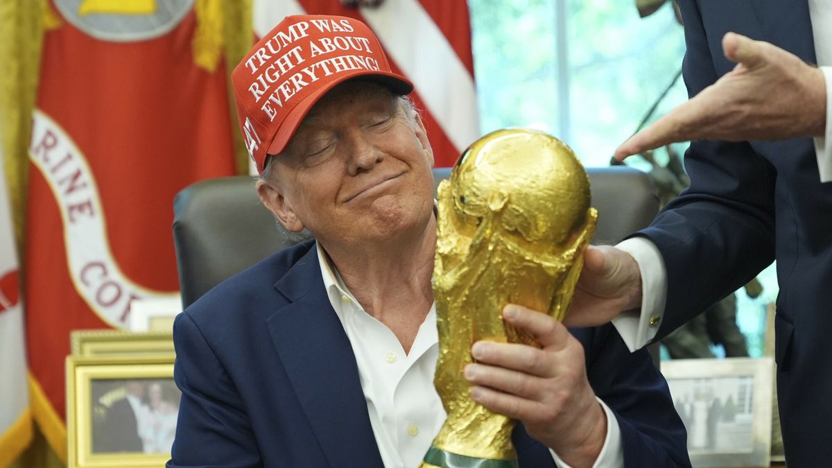 Gianni Infantino z wizyt? u prezydentaTrumpa
President Donald Trump holds the FIFA World Cup Winners Trophy during an announcement in the Oval Office of the White House, Friday, Aug. 22, 2025, in Washington. (AP Photo/Jacquelyn Martin)
Jacquelyn Martin