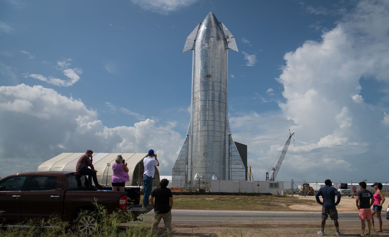 Boca Chica, Teksas, USA. Prototyp statku kosmicznego Starship na stanowisku startowym firmy Space X, 2019 r. Program kosmiczny to oczko w głowie Elona Muska, miliardera, który od lat współpracuje z NASA 