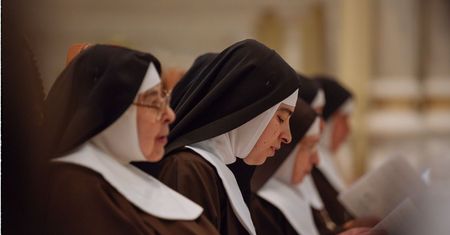 Emerytura zakonnic. Tyle wypłaca ZUS. Skrajne ubóstwo?