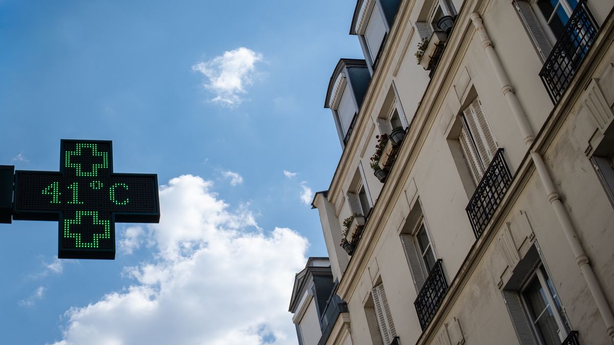 PARIS, FRANCE - JUNE 24: A sign displays a temperature reading of 41 degrees Celsius on June 24, 2026 in Paris, France. Various European governments issued health warnings this week in relation to the high temperatures, which were nearing 40 degrees celsius in many large cities. (Photo by Annice Lyn/Getty Images)