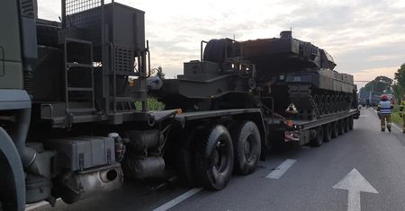 Wypadek w Dzierzążni. Uderzył w lawetę z czołgiem