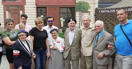 Warszawa. Powstańcy cieszą się uwagą. Odwiedzili Piknik Fundacji Pomoc dla Weterana
