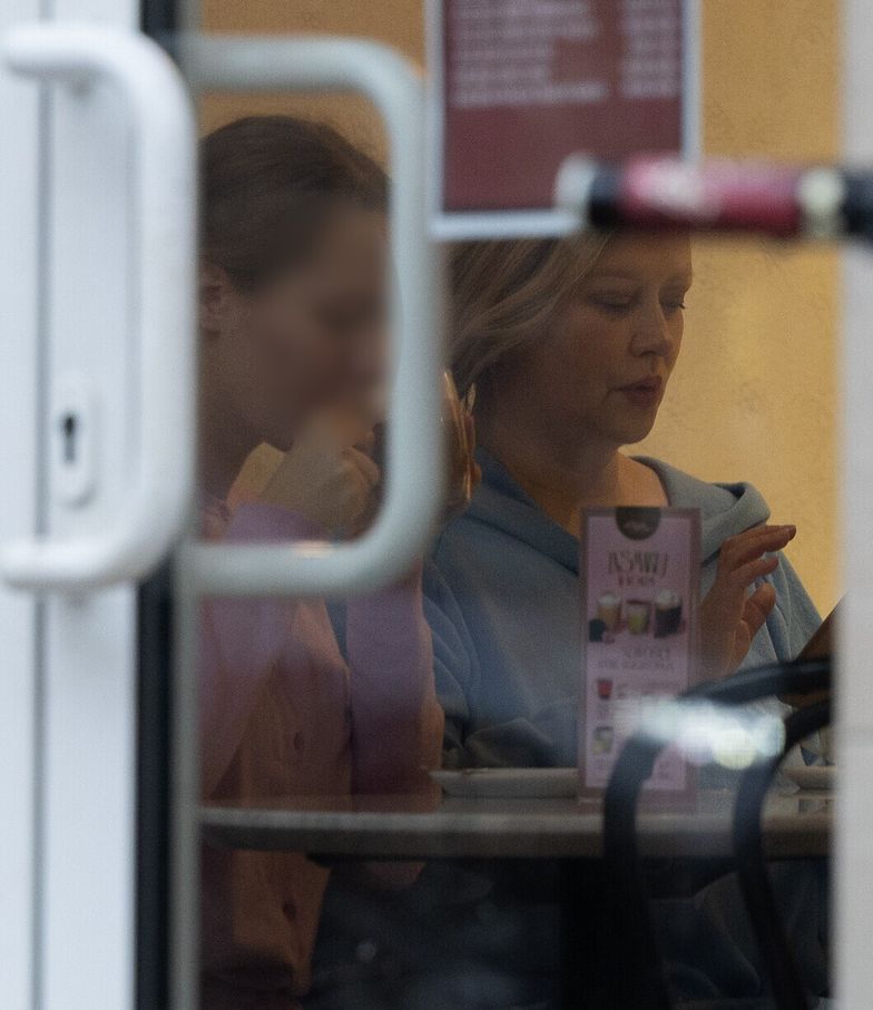 Dawno niewidziana Agnieszka Wagner snuje się z córką po mieście
