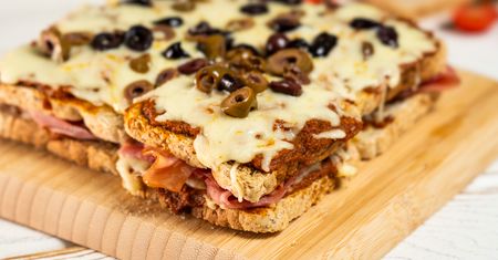 Chrupiąca pizza z dużą ilością mięsa bez wyrabiania ciasta. Zrobisz ją w mgnieniu oka