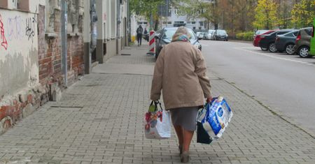 15. emerytura bez progu dochodowego? Ekspert: chodzi o kupowanie głosów wyborców