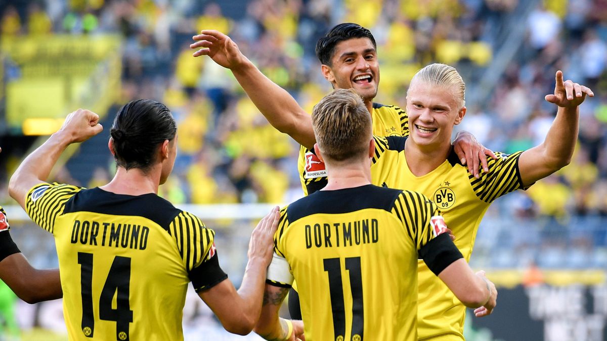 PAP/EPA / SASCHA STEINBACH  / Na zdjęciu: piłkarze Borussii Dortmund cieszą się z gola