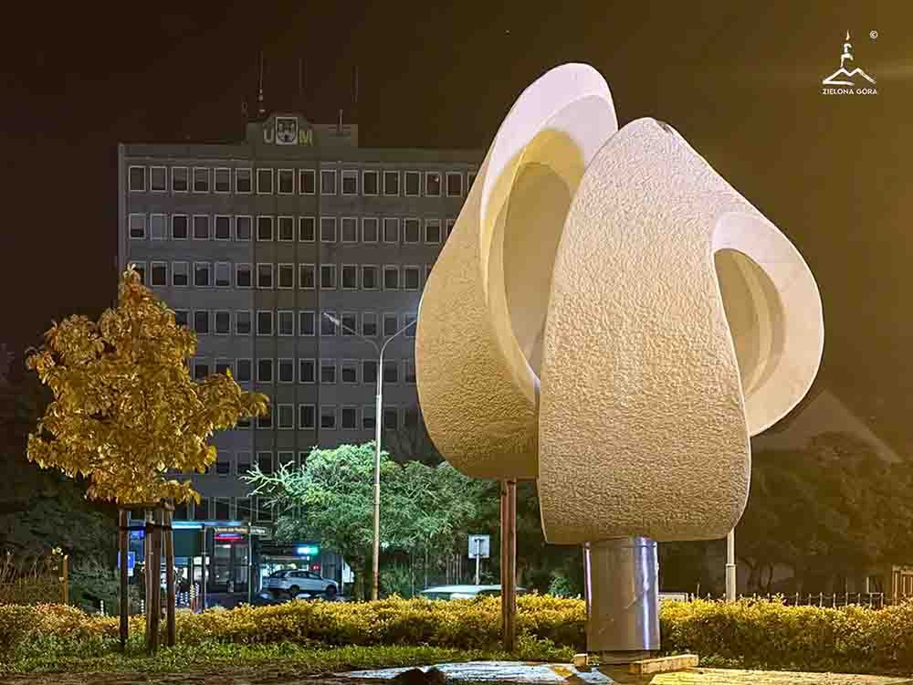 Zielona Góra: Po ponad 20 latach rzeźba "Nieskończoność" znowu stoi w mieście