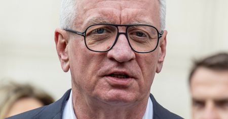 Wygrał drugą turę. Na koncie ma romans i nieślubnego syna