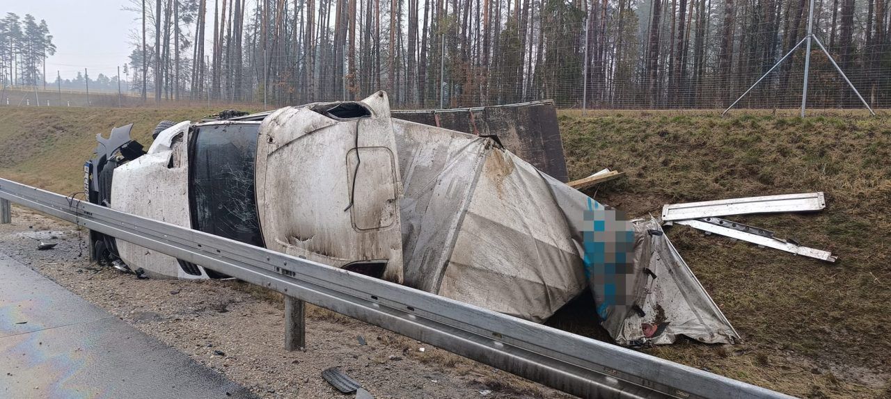 Ełk: Dachowanie na trasie S61. Kierowca wydmuchał blisko 3,5 promila