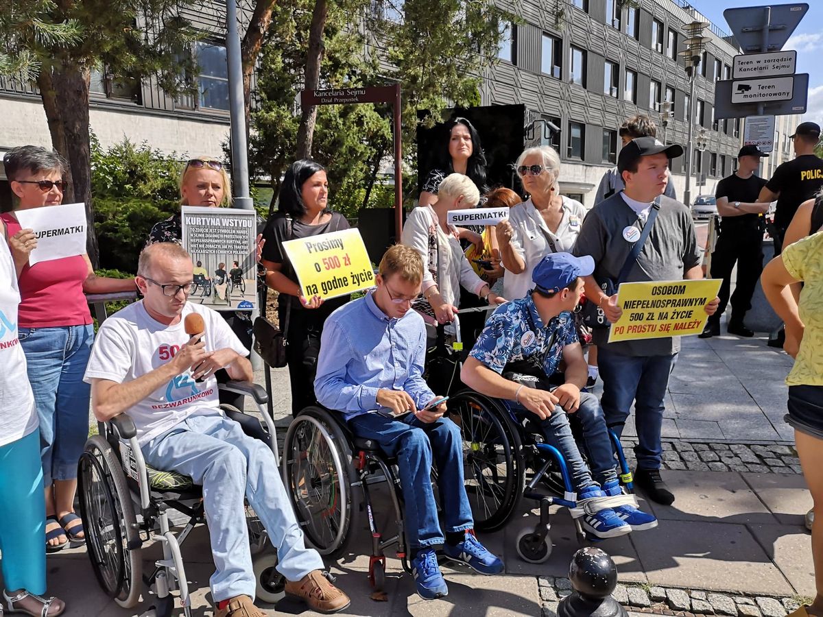 Niepełnosprawni protestują przed Sejmem. Hartwich dla WP: dyskryminują nas i nasze dzieci