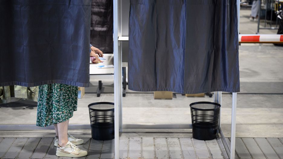 A French voter living in Switzerland fills their ballot in a voting booth during the first round of the French parliamentary elections, at a polling station in Lausanne, Switzerland, 30 June 2024. France on 30 June holds the first round of snap parliamentary elections called by President Emmanuel Macron, after dissolving the National Assembly on 09 June 2024. EPA/LAURENT GILLIERON Dostawca: PAP/EPA.