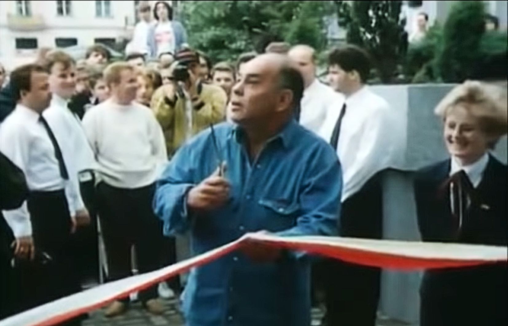 Minister Jacek Kuroń przecinający wstęgę podczas uroczystości otwarcia pierwszego McDonalda w Polsce. (Kadr z "Polskiej Kroniki Filmowej" nr 27)