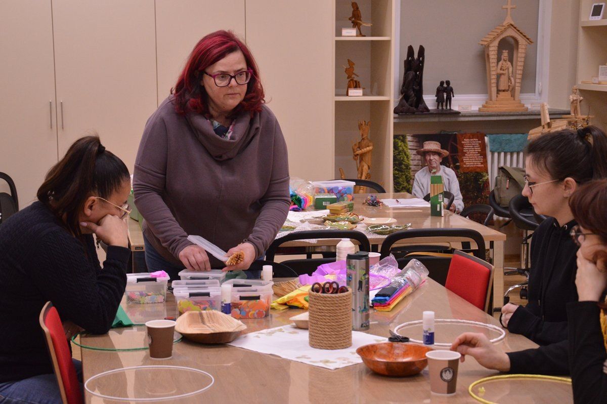 Uczestnicy wykonali pierwszą ozdobę świąteczną inspirowaną pająkiem ludowym