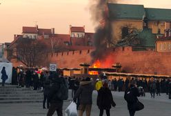 Warszawa. Pożar na jarmarku świątecznym na placu Zamkowym. Spłonęły dwie budki