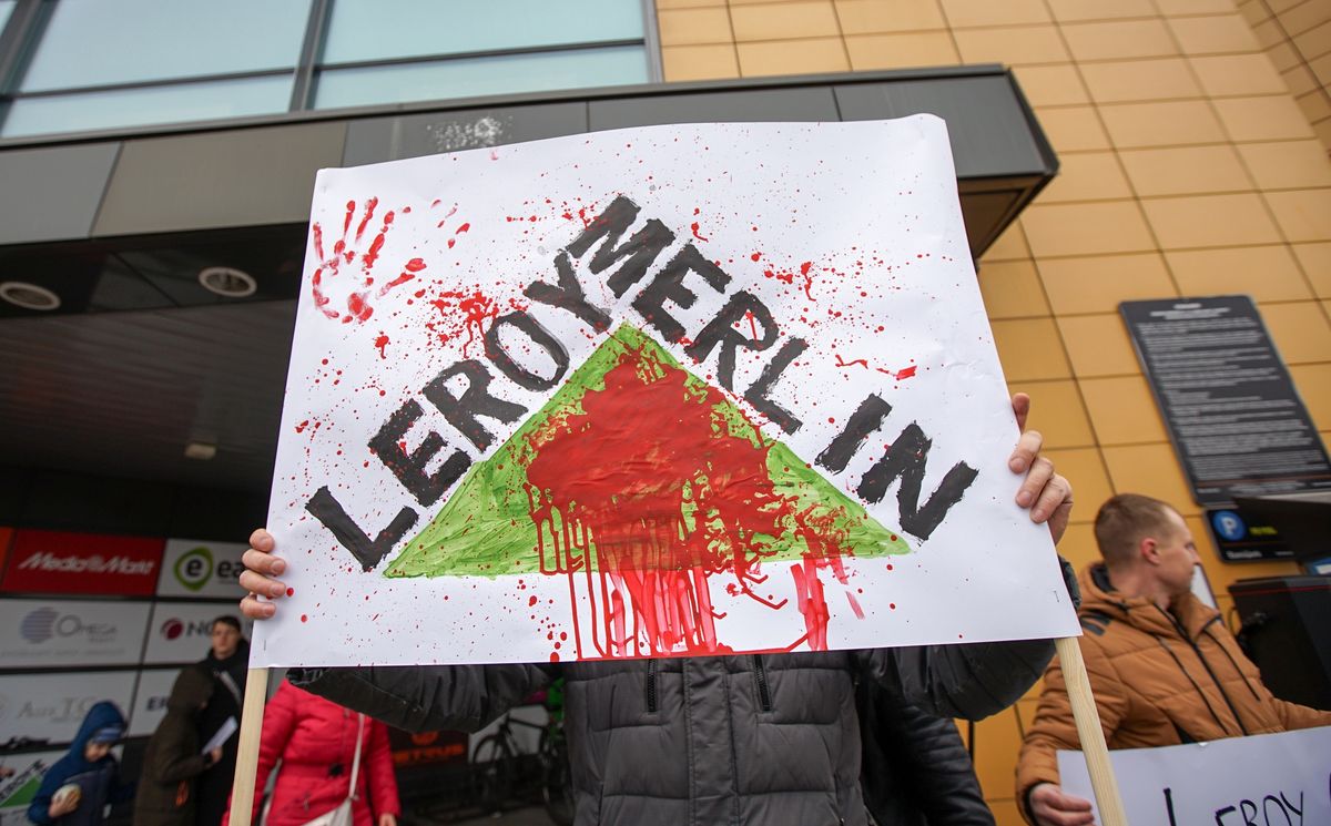 Akcja przeciwko Leroy Merlin przed jednym ze sklepów sieci w Gdański 