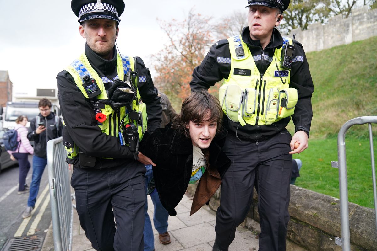 Brytyjska policja schwytała mężczyznę, który rzucił jajkiem w króla Karola
