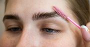 Wystarczy odrobina. "Apteczne cudo" pięknie zagęści brwi
