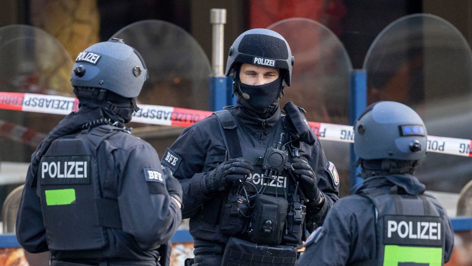 Several injured in stabbing attack in western Germany
18 April 2023, North Rhine-Westphalia, Duisburg: Police officers are on duty in Duisburg. Several people were seriously injured in an attack at a gym in downtown Duisburg on Tuesday evening. This was announced by a police spokesman in Duisburg. Photo: Christoph Reichwein/dpa 
Dostawca: PAP/DPA.
Christoph Reichwein