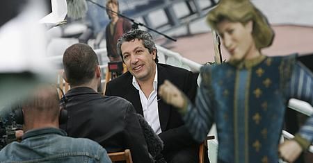 Cameron Diaz i Antonio Banderas  pod wieżą Eiffla.