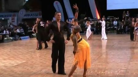 Na parkiecie jest wulkanem energii