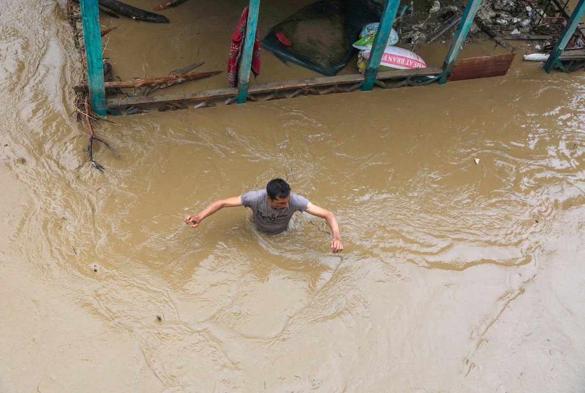 Ulewy spowodowały powódź w Kaszmirze 