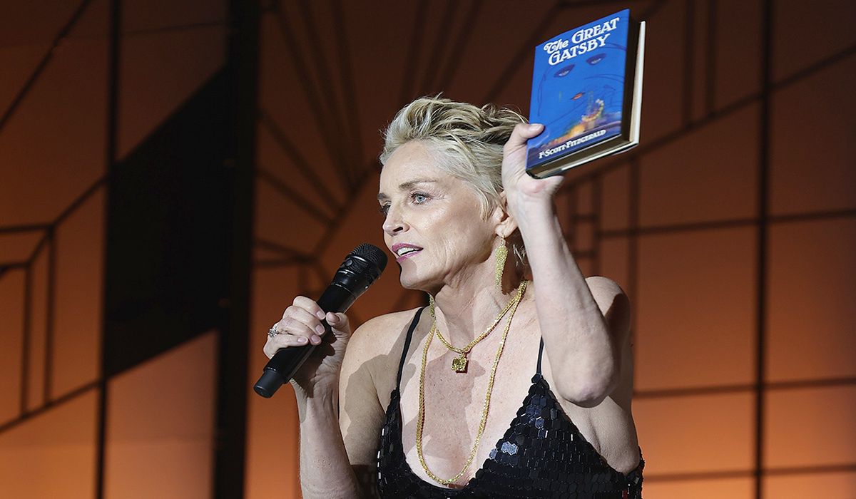 Sharon Stone prezentuje pierwsze wydanie "Wielkiego Gatsby'ego".