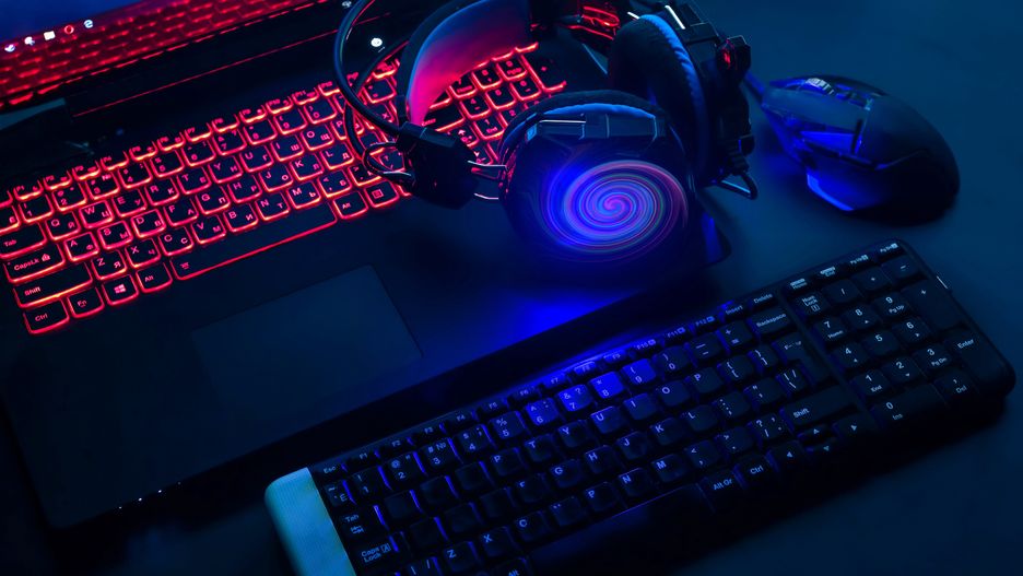 laptop gamingowy słuchawki klawiatura gracz
